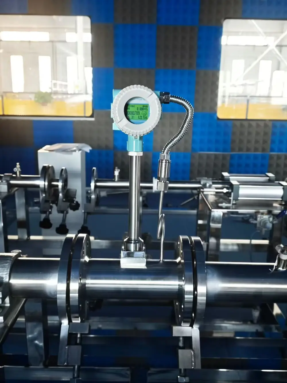 Thermal mass flow meter on a flow calibration rig